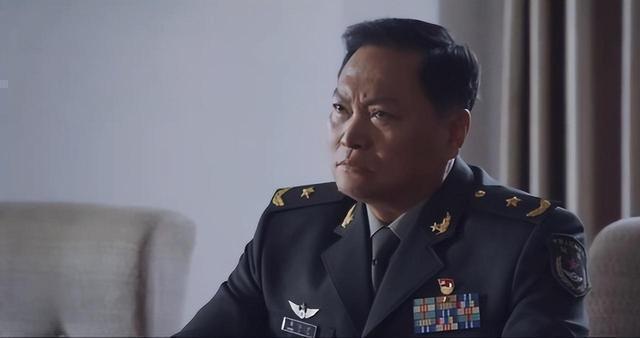 如果军长阵亡了，政委、副军长和参谋长，谁优先接替指挥？从理论上来说，这三人都