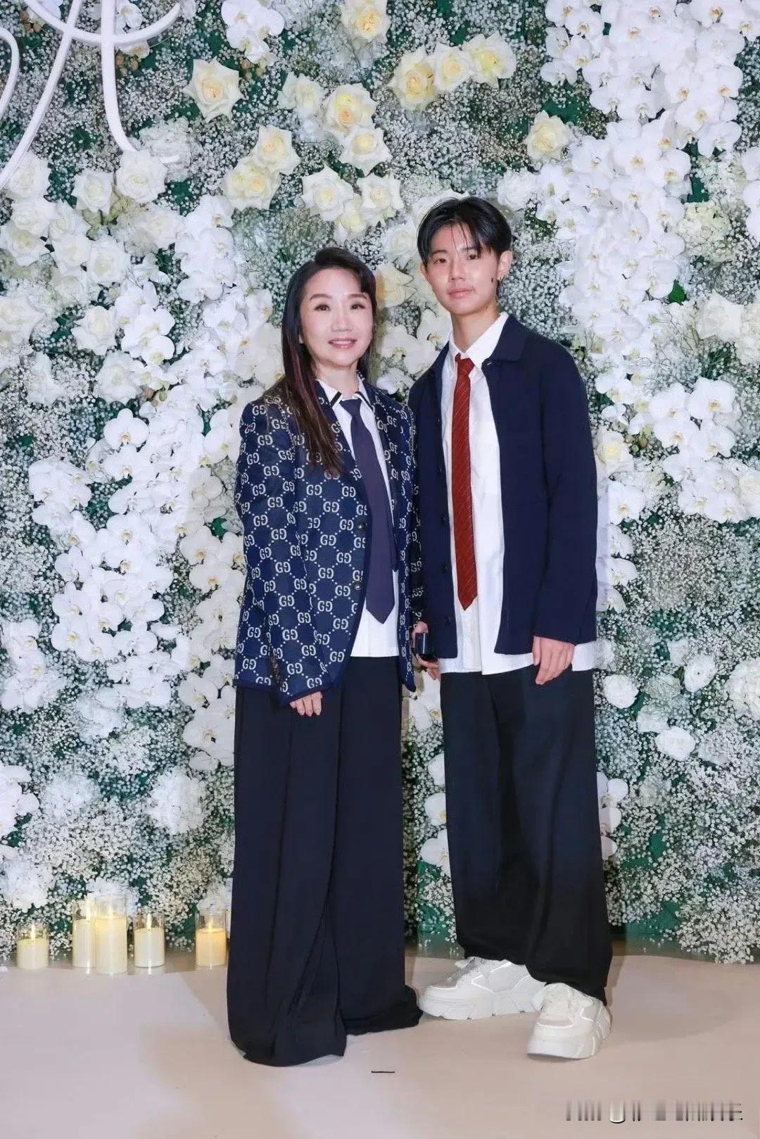 陶晶莹的女儿中性装扮像小伙子一样，为什么明星的孩子喜欢模糊性别，陶晶莹女儿像男生