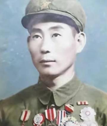 1948年夜行军时，一士兵腹痛难忍，只好离队到路边隐蔽沟壑处方便，不想当时他发现