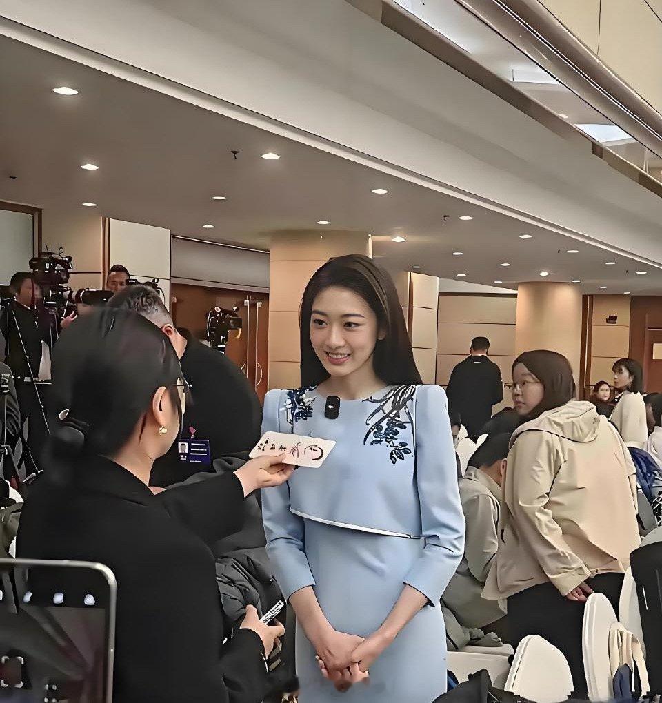 体制内女生老好看了，央视镜头里，颜值跟一线明星有的一拼，绝了！