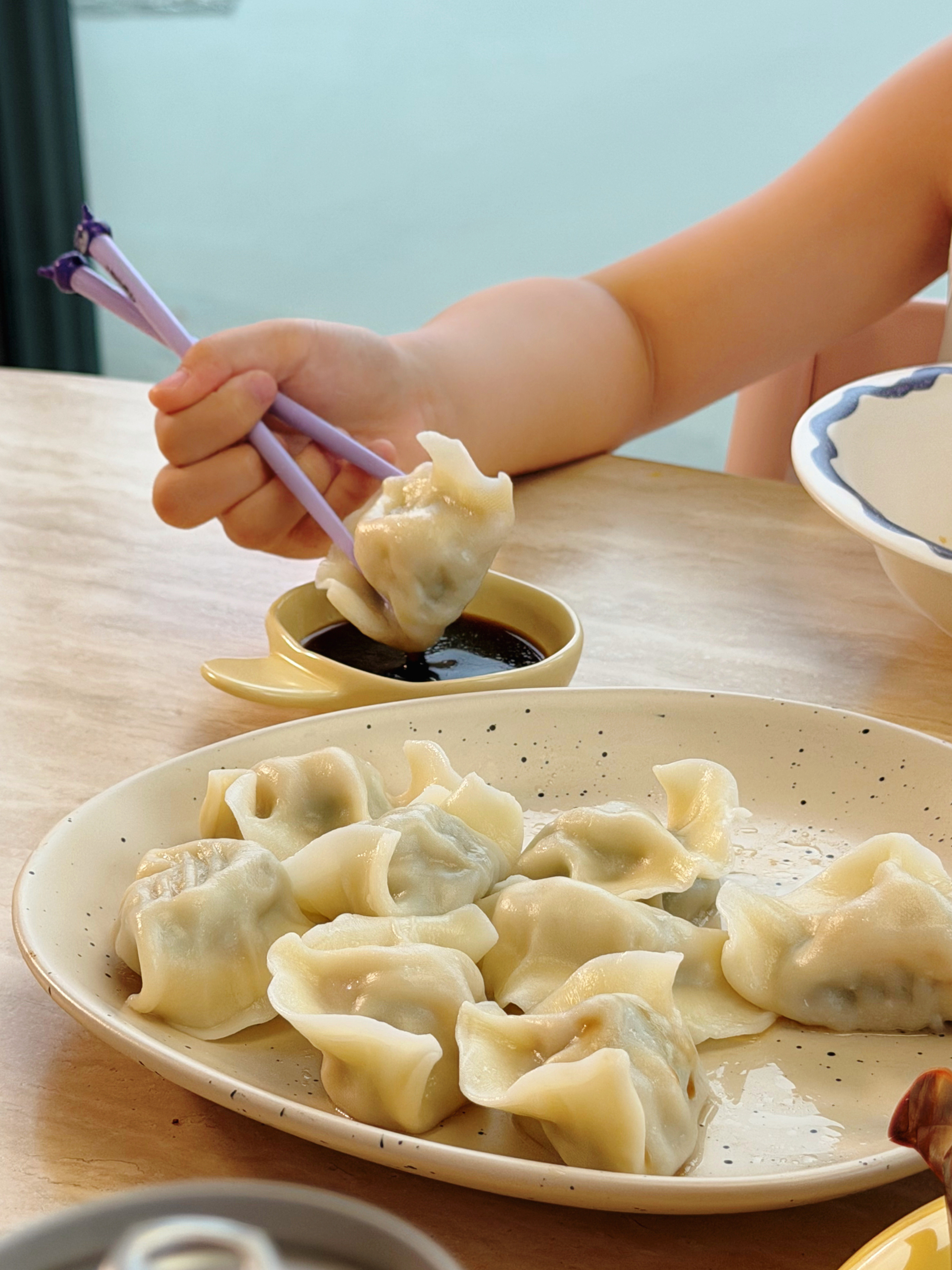 吃晚饭～今天晚饭超级香的！！！首先是牛上次没吃够的肉沫酸菜汤米线，今天煮了一大锅