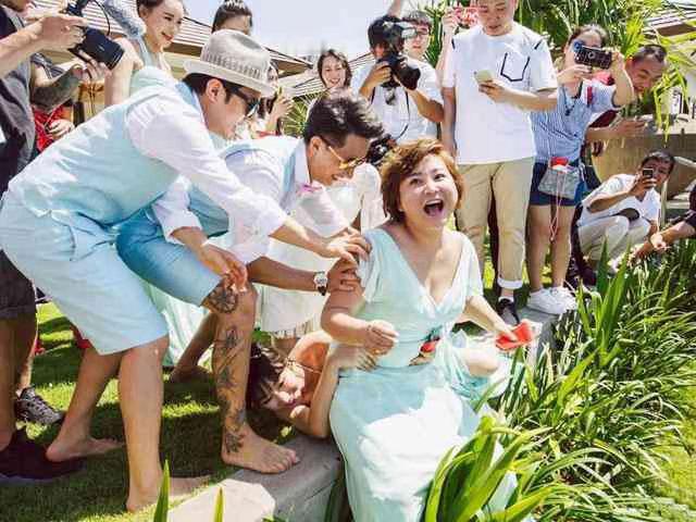#包贝尔婚礼就在闹伴娘#包贝尔、包文婧巴厘岛补办婚礼，伴郎团韩庚、杜海涛等人抬起伴娘柳岩，准备把穿抹
