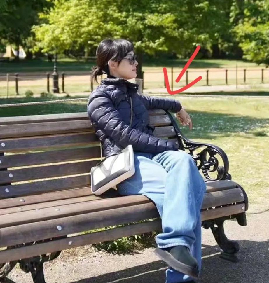 孙俪晒女儿小花给自己拍的照片发现这穿搭主打一个随意啊孙俪把土土的衣服穿出时尚