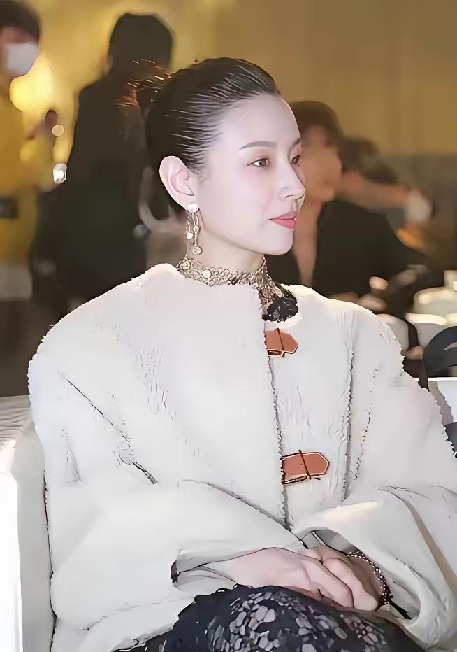 娱乐圈里的顶级颜值女神，颜值天花板，就连林青霞，朱琳，刘亦菲，都比不上她的美