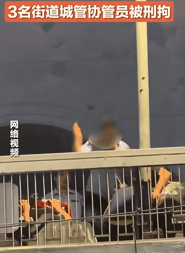 有人说："摊主先打人，协管员脸上伤还在，反击怎么了？"错在这——对方先动手归先动