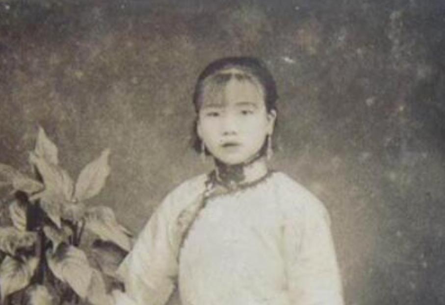 1925年，吴舜莲想给陈诚生孩子，陈诚不愿意，还一脚把她踢开，吴舜莲哭着举起剪刀