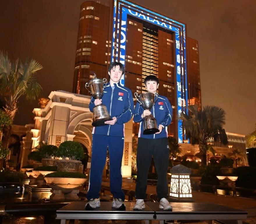 楚钦关于拍照还是犟了一下，但没成功，哈哈！话不多说，直接看图只要他俩站在一