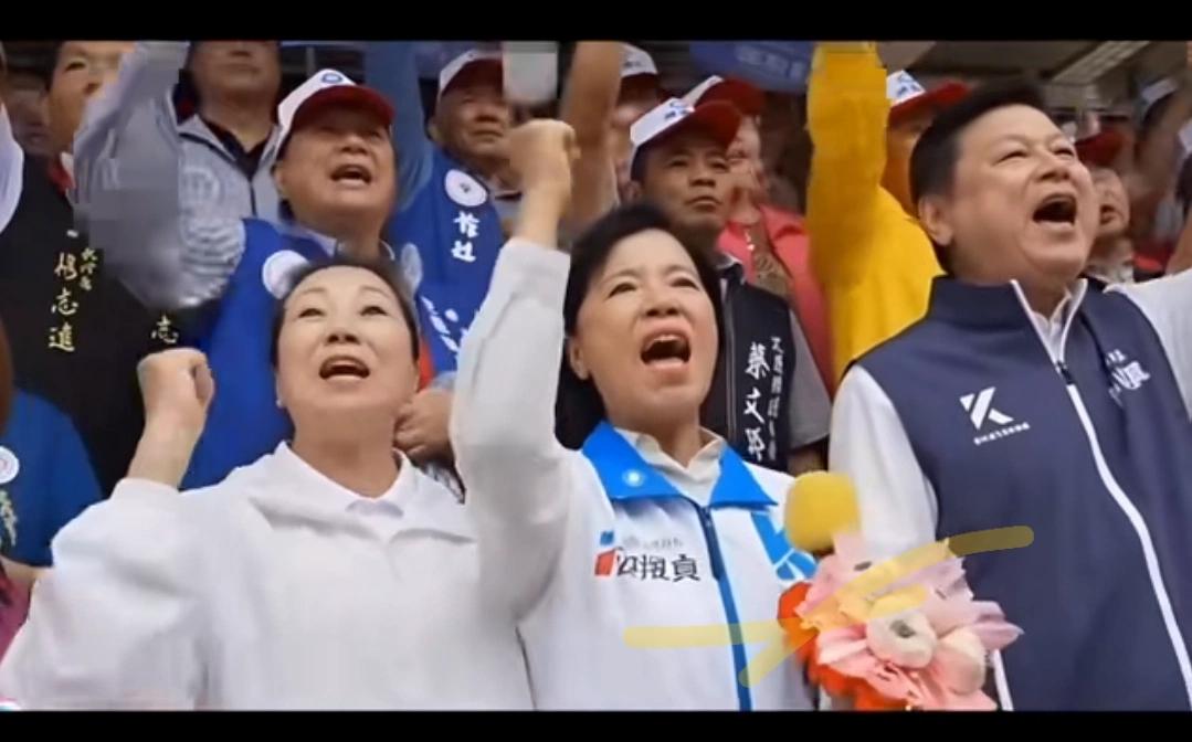 傅崐萁夫妇陪同子弟兵游淑贞完成花莲县长参选登记，素有花莲王之称的傅崐萁，这次面临