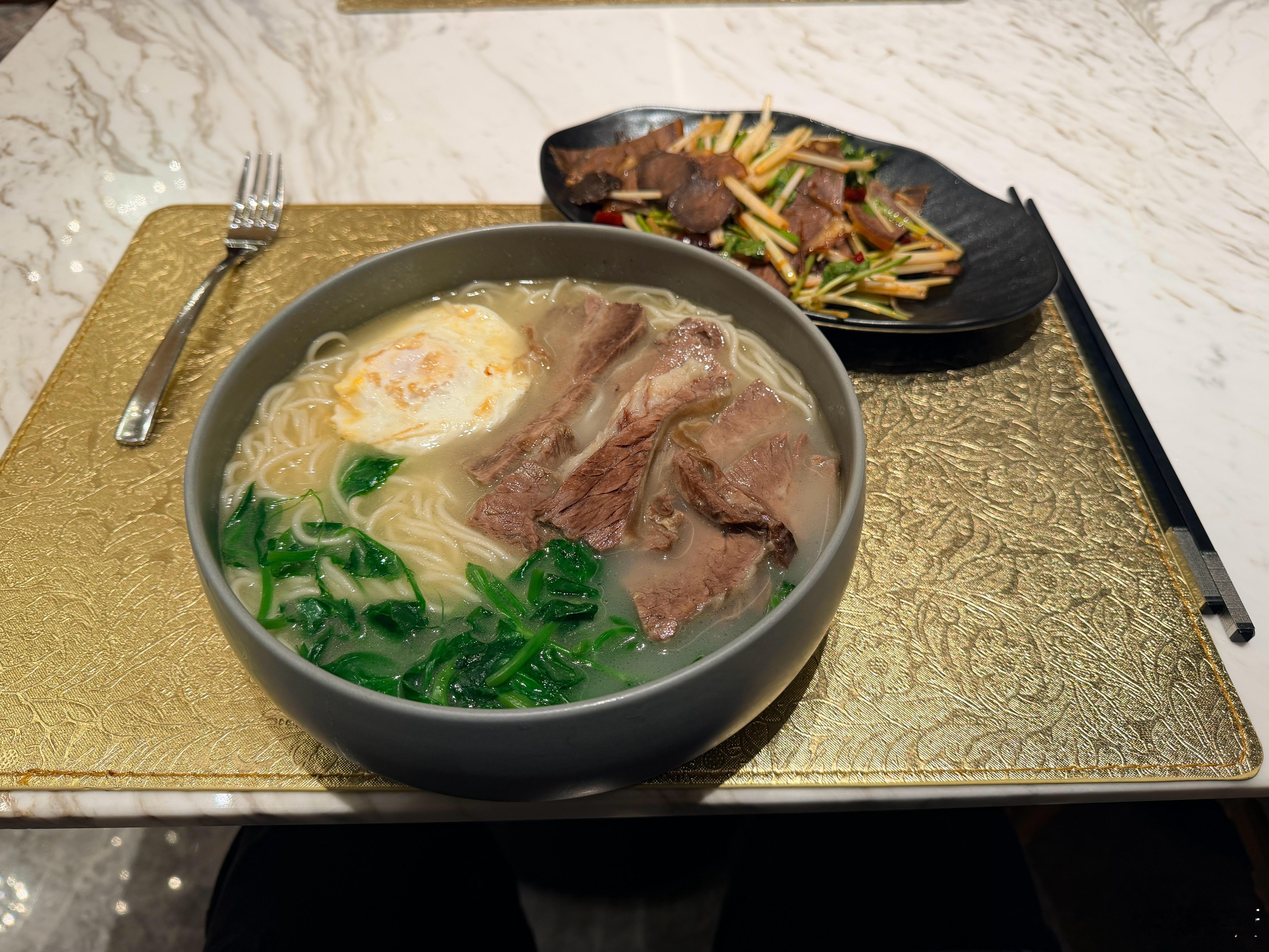 一碗清汤牛肉面一碟凉拌牛肉，价值166元！这还不算离谱的，离谱的是这两道菜等了一