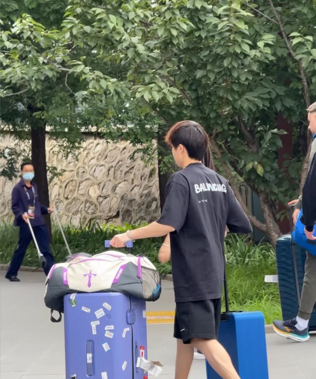 林高远没回广东，直接飞北京，早上七点半就进了威海训练馆。没人说他为啥走，但教