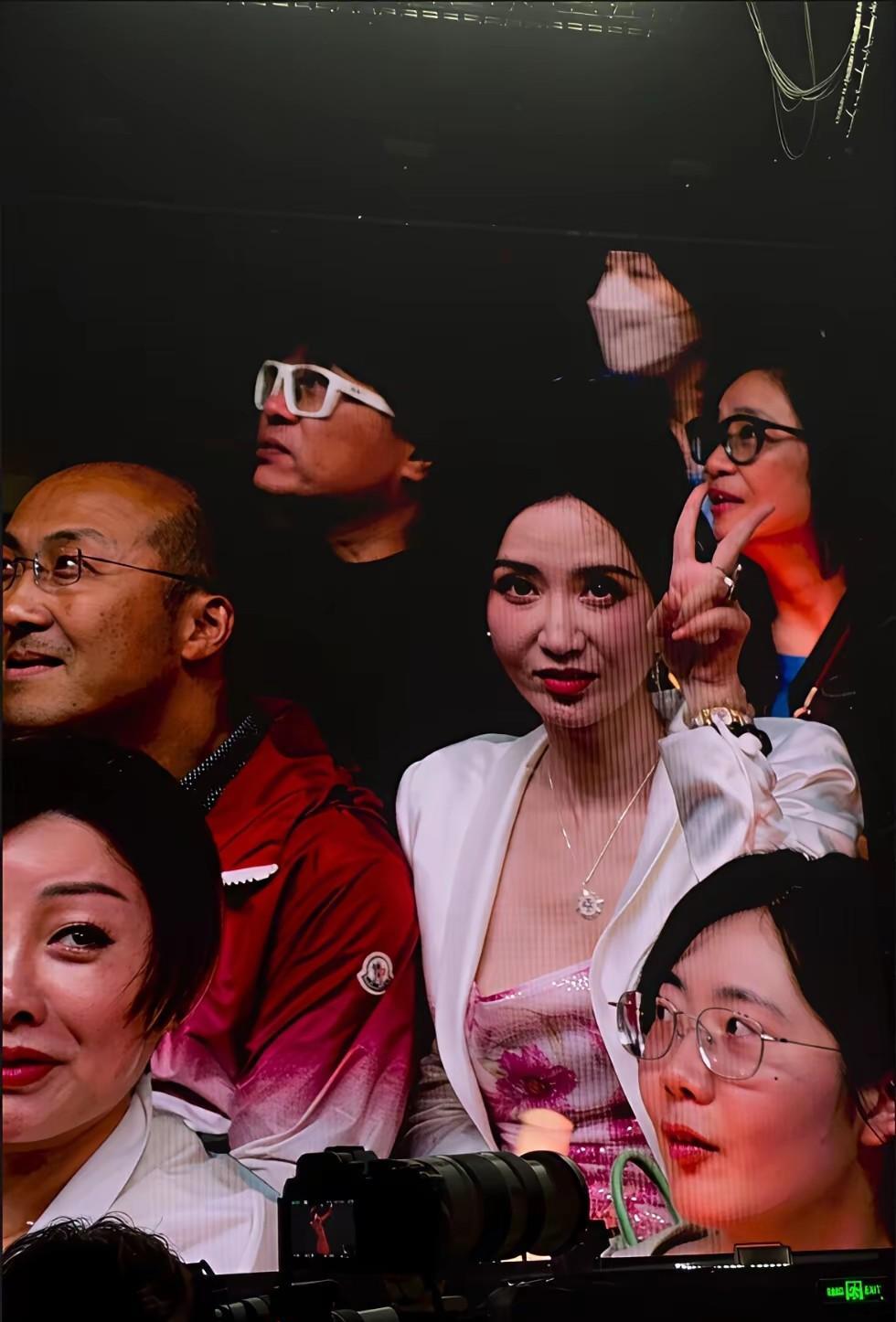 张萌真是太看重了刘宇宁了，刘宇宁演唱会张萌竟然亲自做观众，相当重视。张萌被摄像