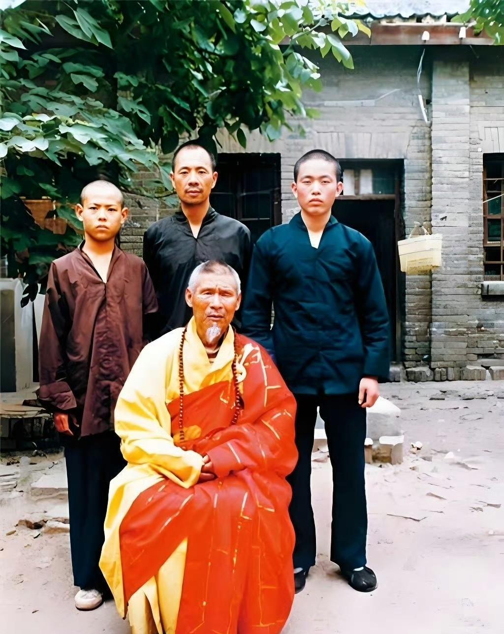 1985年，少林寺。释永信和师傅，当时全寺上下不到20人。