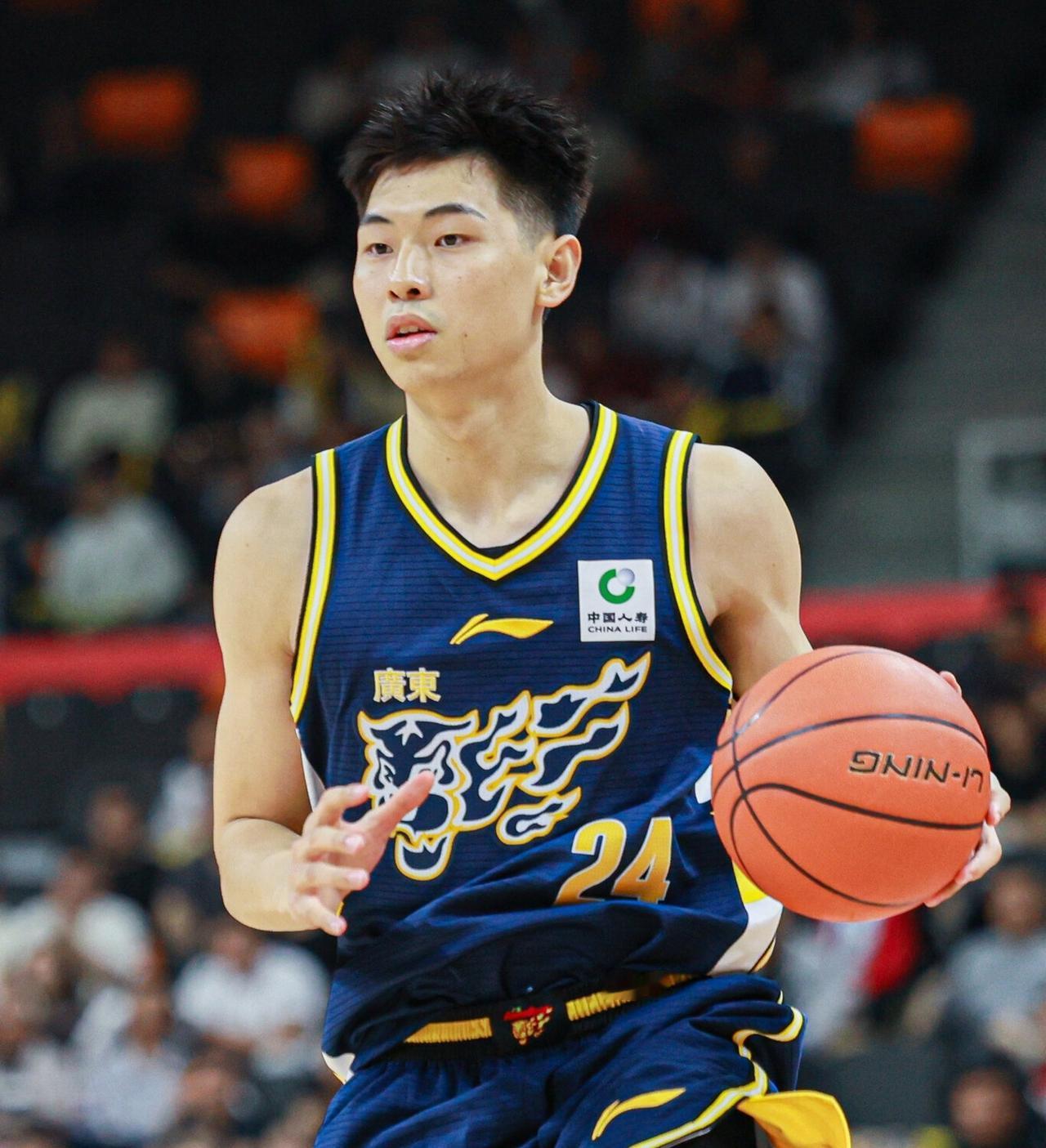 崔永熙在广东男篮表现糟糕，除了杜峰战术有问题外，他自身实力也没有那么强！非要直白