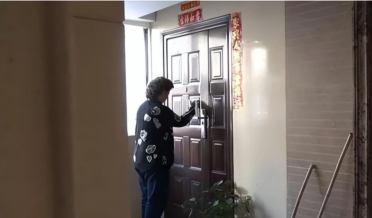 2000年她死在出租屋，半裸现场成谜，22年后谁在西安落网。2000年夏天，上