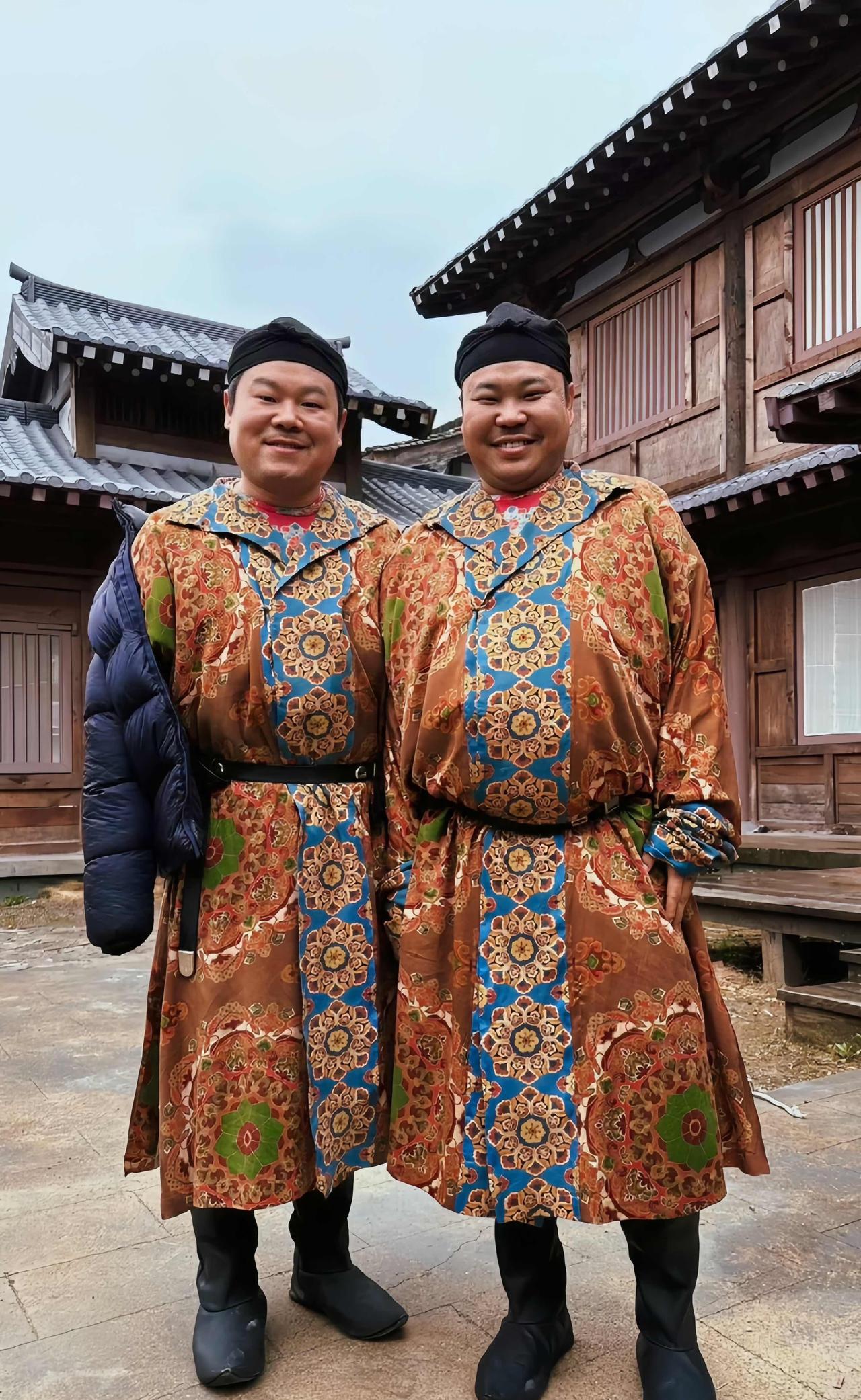 岳云鹏与替身合影，两人的身型和脸型都有几分相似。岳云鹏在《长安的荔枝》中饰演“