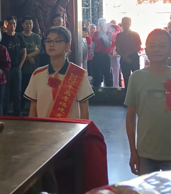 “破例了！”福建，女孩高考考了690分，在全省排第二，把家人给激动坏了，直接开了