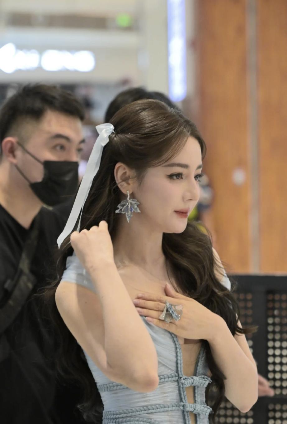 7月5日，迪丽热巴在西安参加安慕希线下活动生图曝光，全身皮肤挺白的，就是脸变圆润