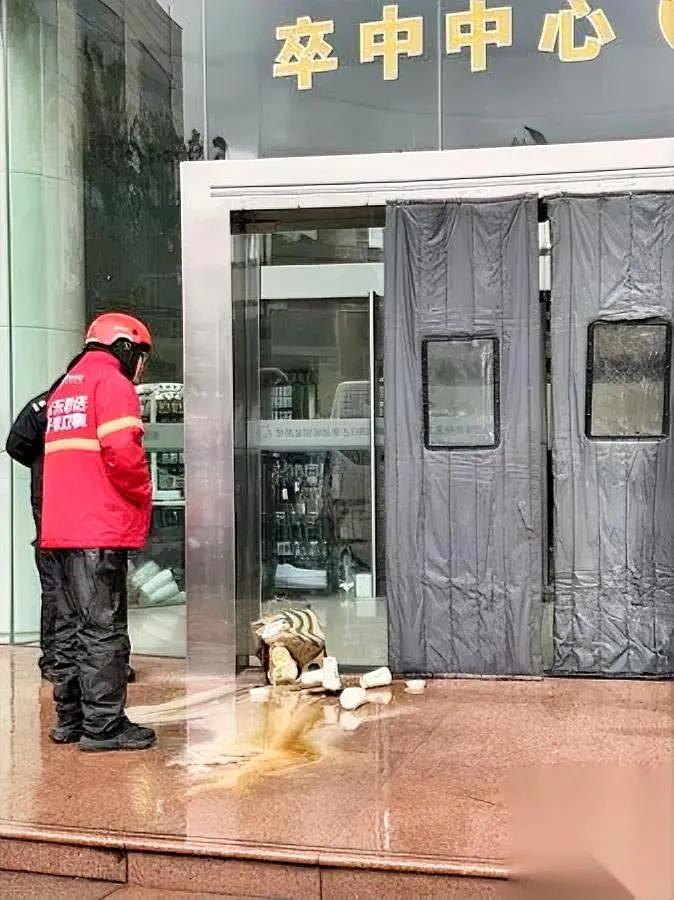 外卖小哥遇糟心事！雨天送咖啡全洒了100多块该谁赔？说实话，当看到外卖小