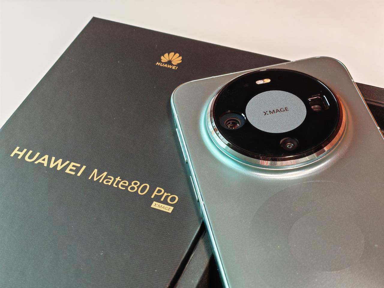 用了小半个月的华为Mate80Pro，才想起来给它拍几张定妆照，云杉绿不愧是M