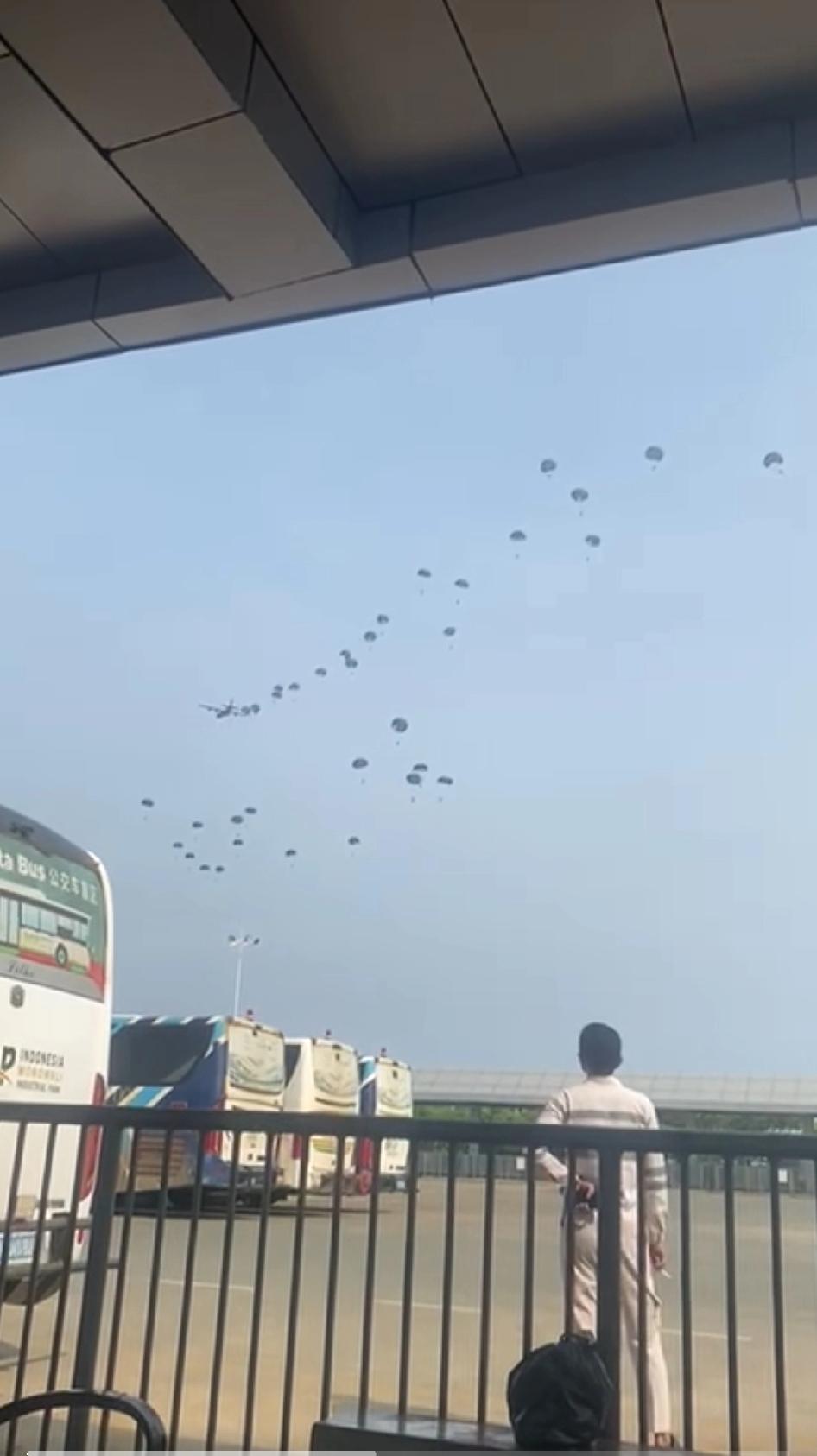 是不是投错地方啦？先上战场的都是侦察兵，演练抢占机场，在印尼拍的，这么明目张胆