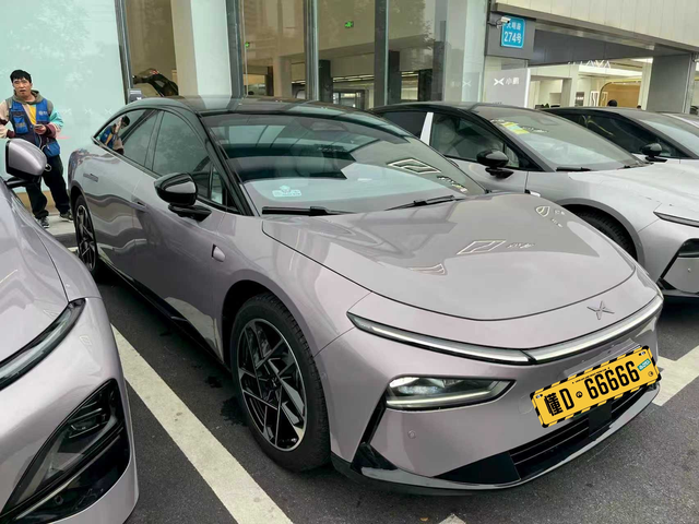 小鹏P7加的小毛病可能我算是幸运的，自提车以来用车一年了都没遇到什么车辆硬件故