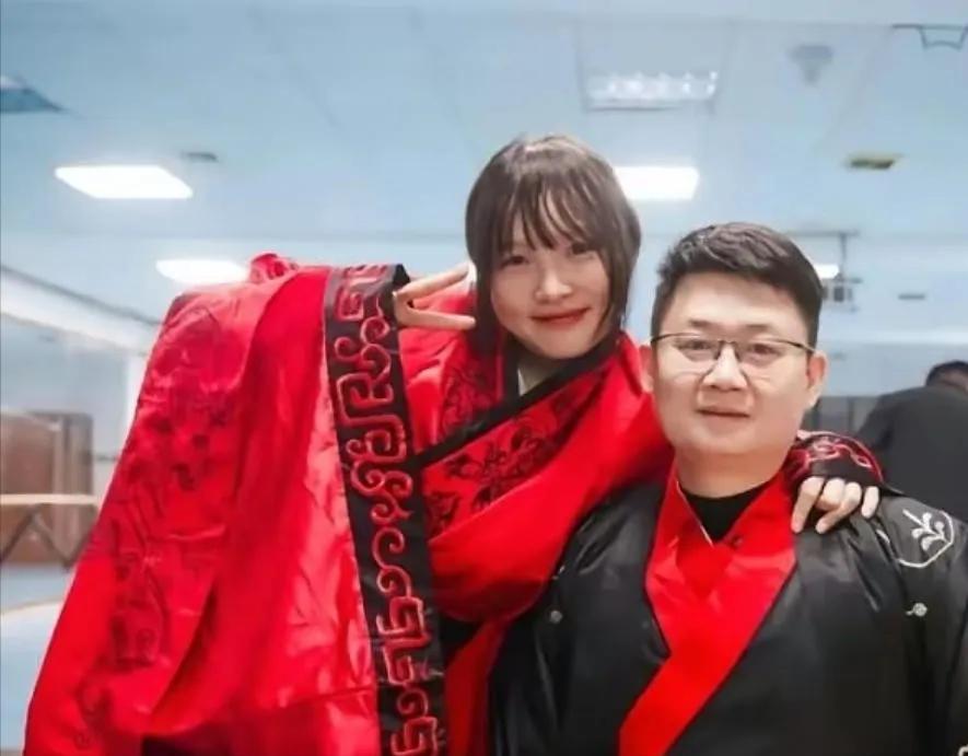 2008年5月12日，22岁的济南军区侦察兵梁智斌在北川中学废墟中徒手刨出10岁