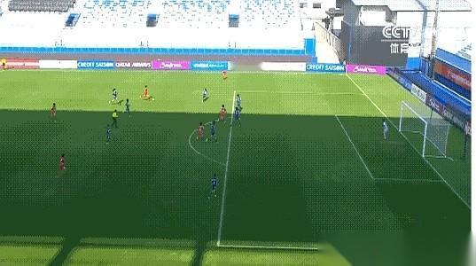 U20女足亚洲杯，朝鲜队的攻势压到了左路，但韩国队的整条后卫线，像是被集体按下了