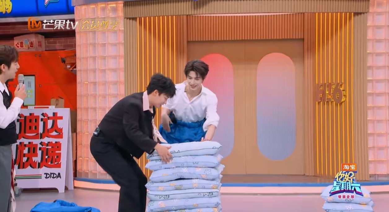 看到张凌赫“九个枕头”腿长图的第一反应：这是漫画比例照进现实了吧？含金量高到不需