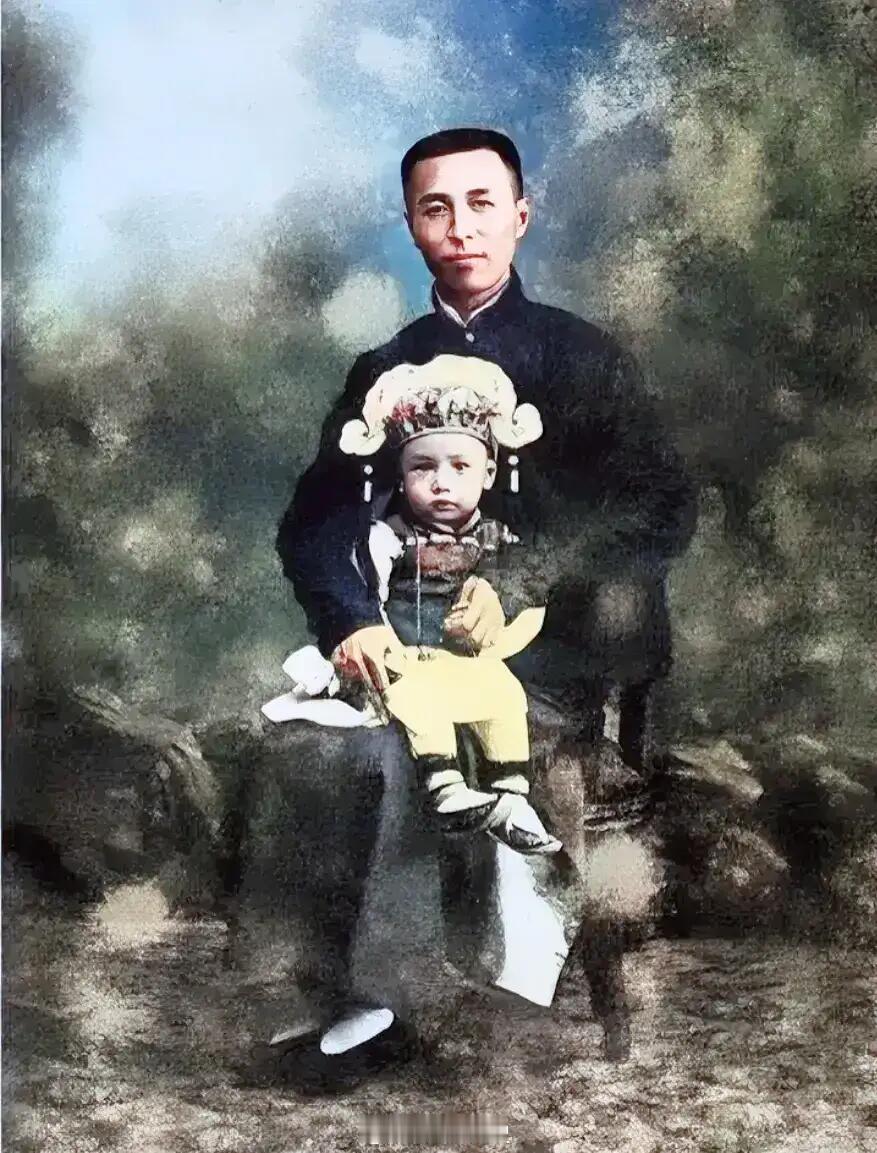 1912年，一周岁的钱学森坐在父亲腿上合影。照片中可以看到，钱学森的父亲仪表堂堂