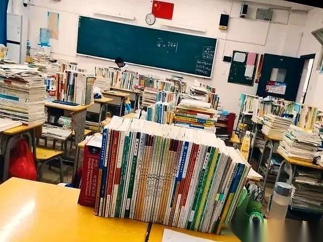 “高考考了600分！”电话那头声音嘶哑，他爸手里的保温杯猛地晃了一下，水差点洒出