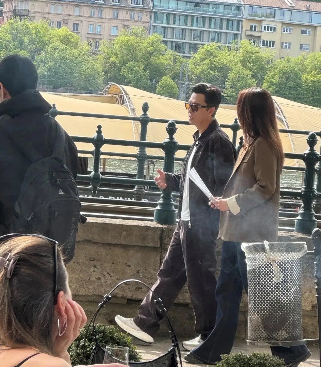 甄子丹在布达佩斯港口游玩被偶遇，他的穿衣打扮时尚有型，个子虽然不是很高，但身材健