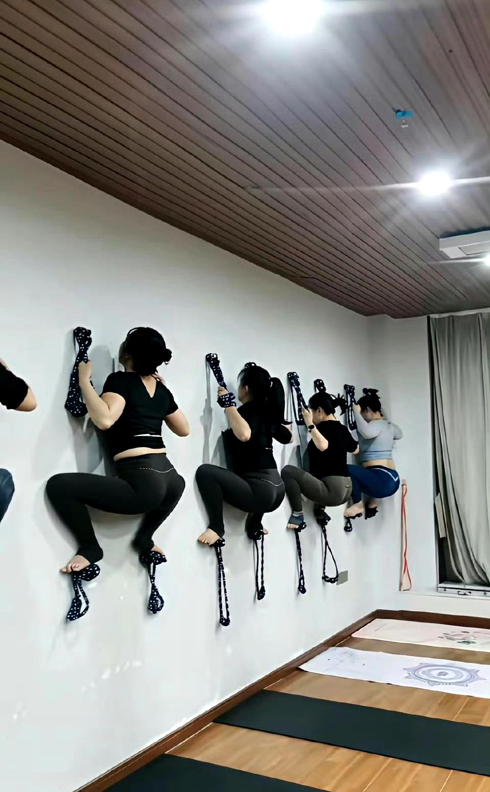 我还以为是蛤蟆功，她们说是扒墙瑜伽。