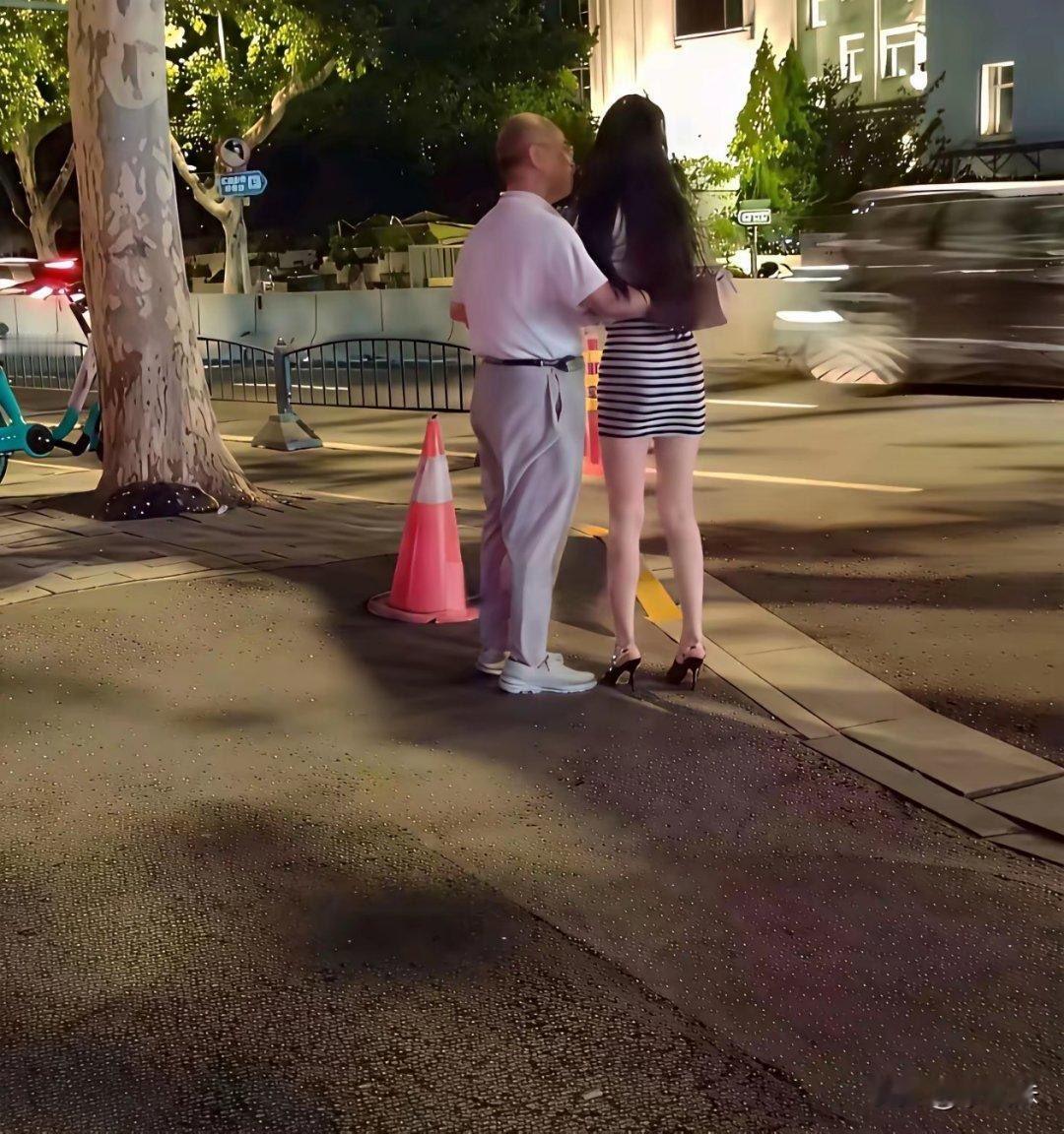 模糊的画质也遮不住美女的颜值。