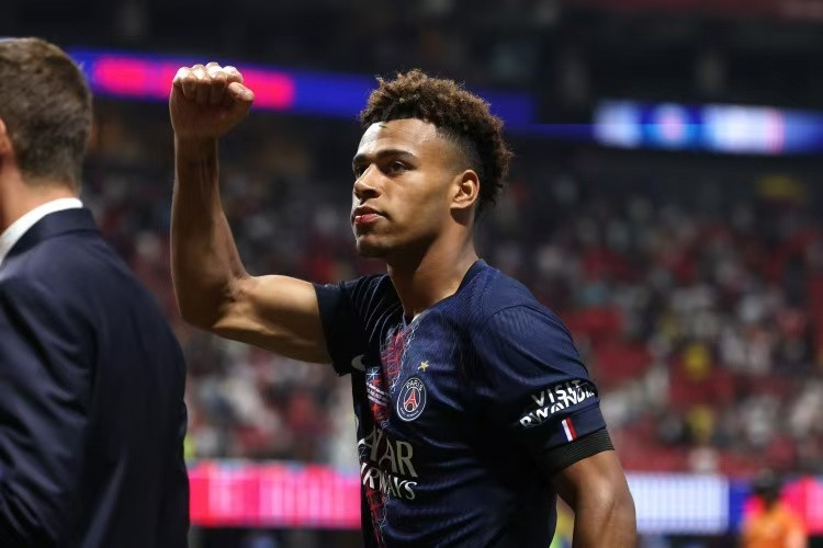 杜埃获2025金童奖阿斯报消息，巴黎圣日耳曼的20岁前锋杜埃将于当地时间本周二