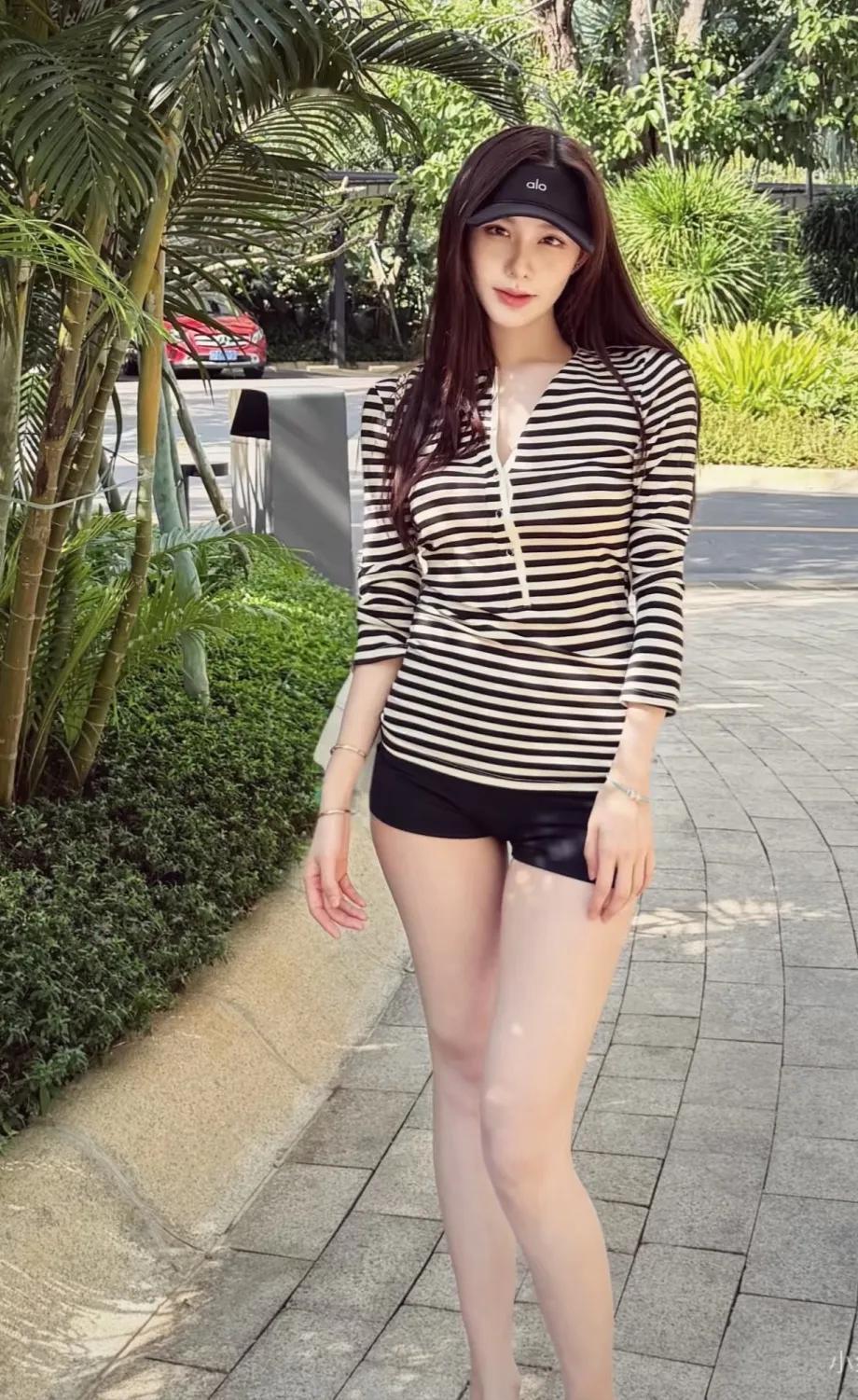 绿阴遮不住，红妆映绿阴。