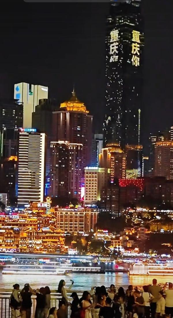 重庆首次登顶“消费第一城”，这成绩相当亮眼。重庆做对的“三件事”里，打造消费新场
