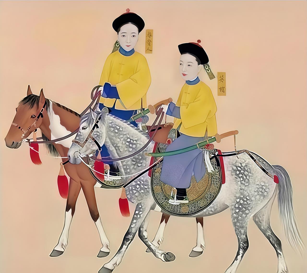 这幅画像的画面冲击力极大——两位清宫女子凤眼含春、眉如远山，一人骑一匹枣红骏马在