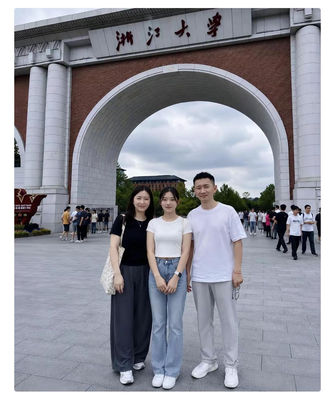 父母送女儿上大学，在校园门口的合影。2026年各大高校秋季开学季如期而至，无