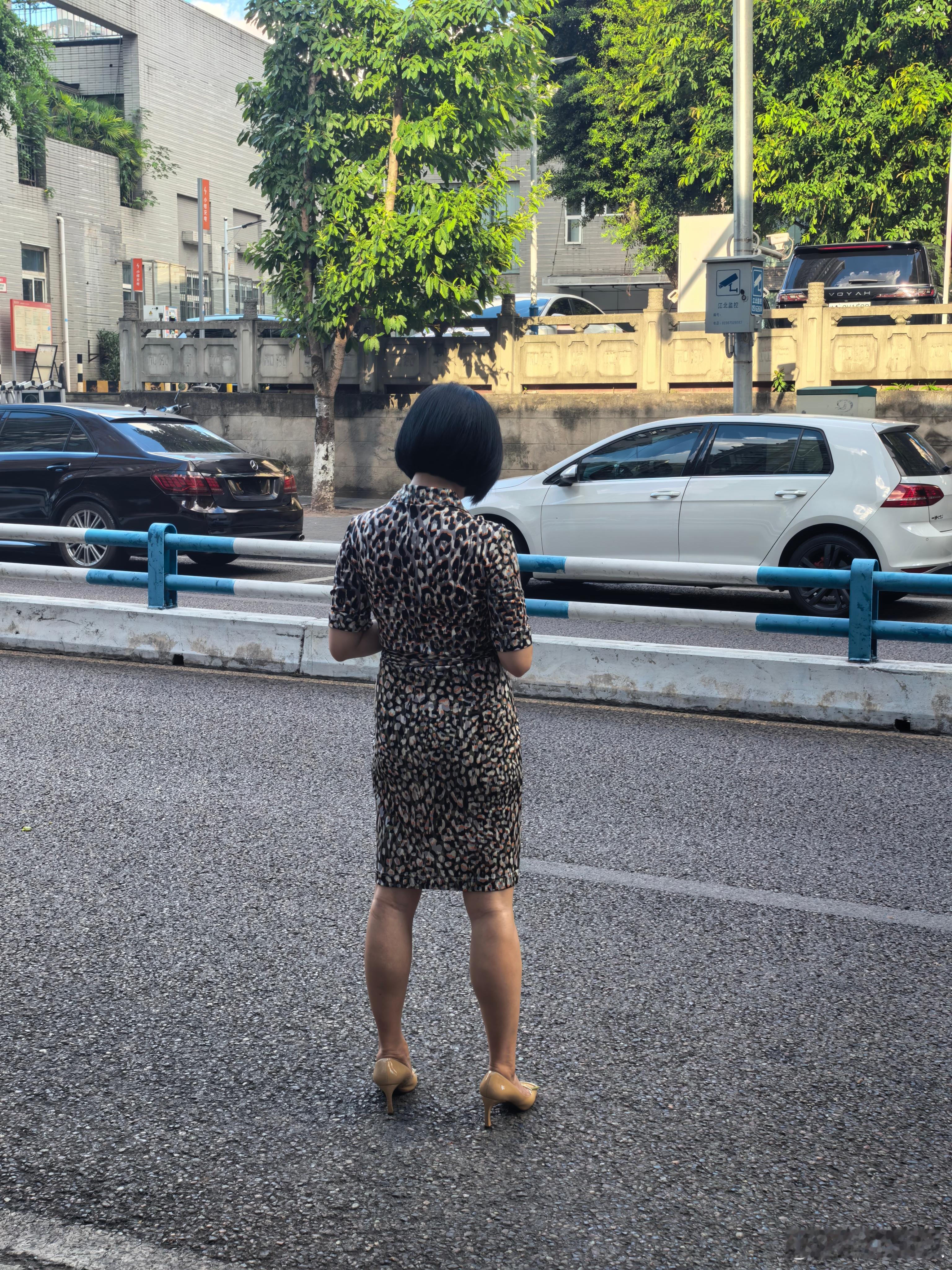 路边等车​​​