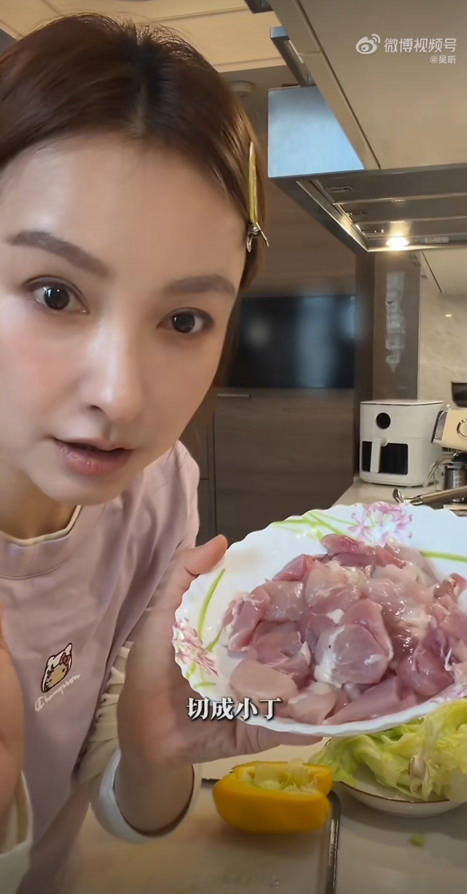 #吴昕制作减脂健康餐#菜椒做碗，塞鸡肉、塞酸奶、塞汉堡，吴昕这是把彩椒玩明白了。减脂期吃这个感觉能坚
