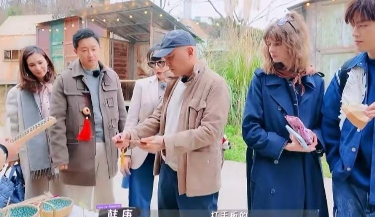 笑鼠！胡静老公这觉悟真的绝了。在最新一期的节目里，胡静朱兆祥、韩庚卢靖姗、戚薇