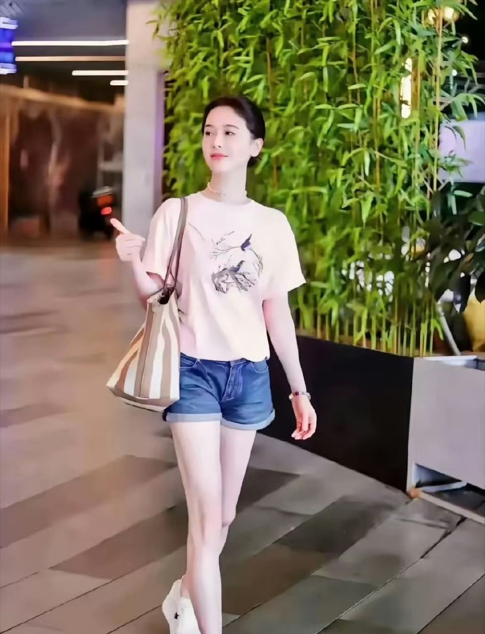 左小青这身材，真是没得挑，既不胖也不瘦，看着就让人羡慕，身高167厘米，既苗条又