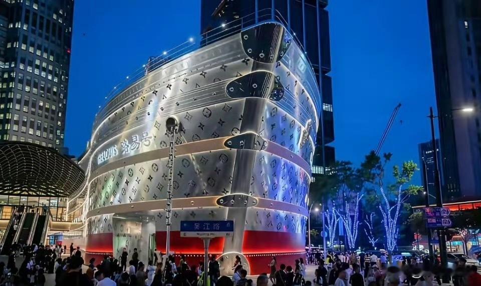 LV刚在中国赢了一场官司，判赔1030万。转头就在上海黄浦江上放了个巨型LV
