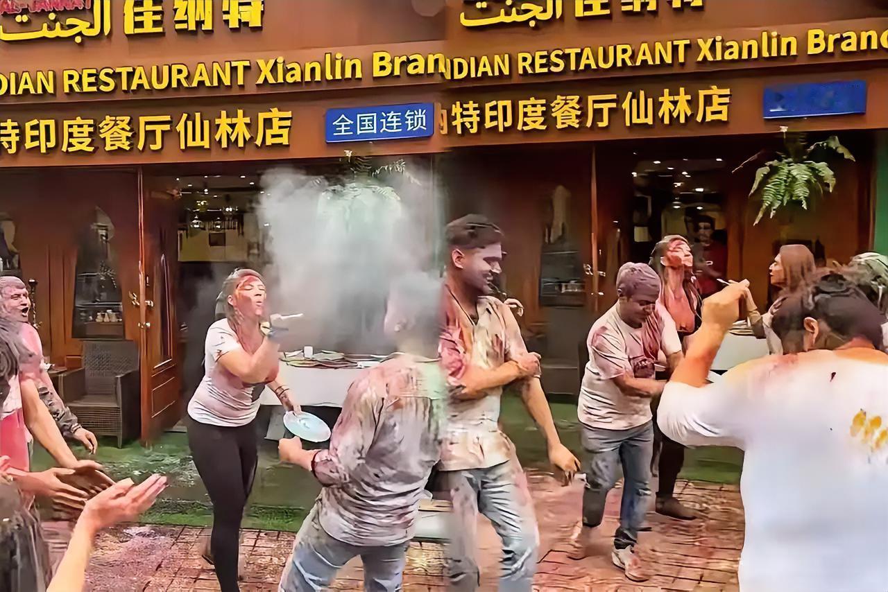 南京洒红节闹剧背后，是谁在纵容这种"文化特权"？昨天南京仙林印度餐厅门口发
