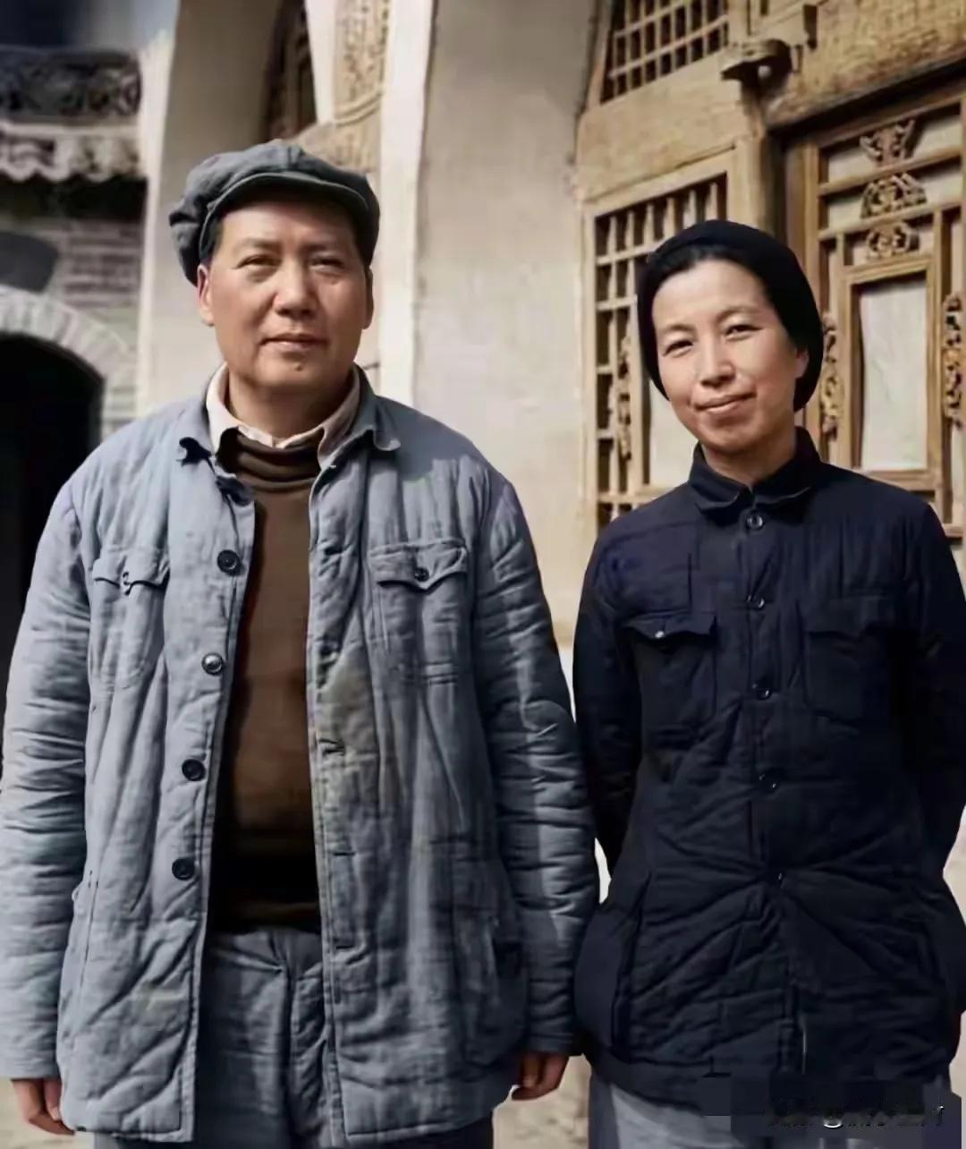 如果不知道图中毛主席的身份，谁能知道他就是一个大国领袖。毛主席身着灰色中山装棉