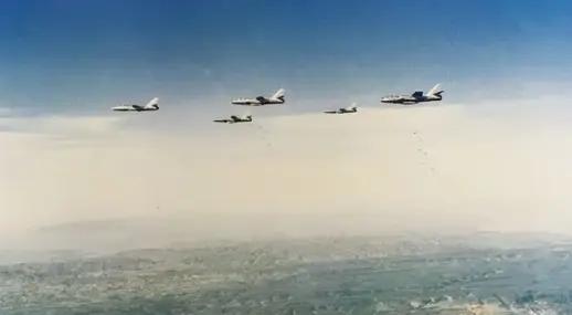 在1954年，飞行员姜凯追敌时，油门踩的过大，一下子冲到了敌机前面。敌飞行员大喜