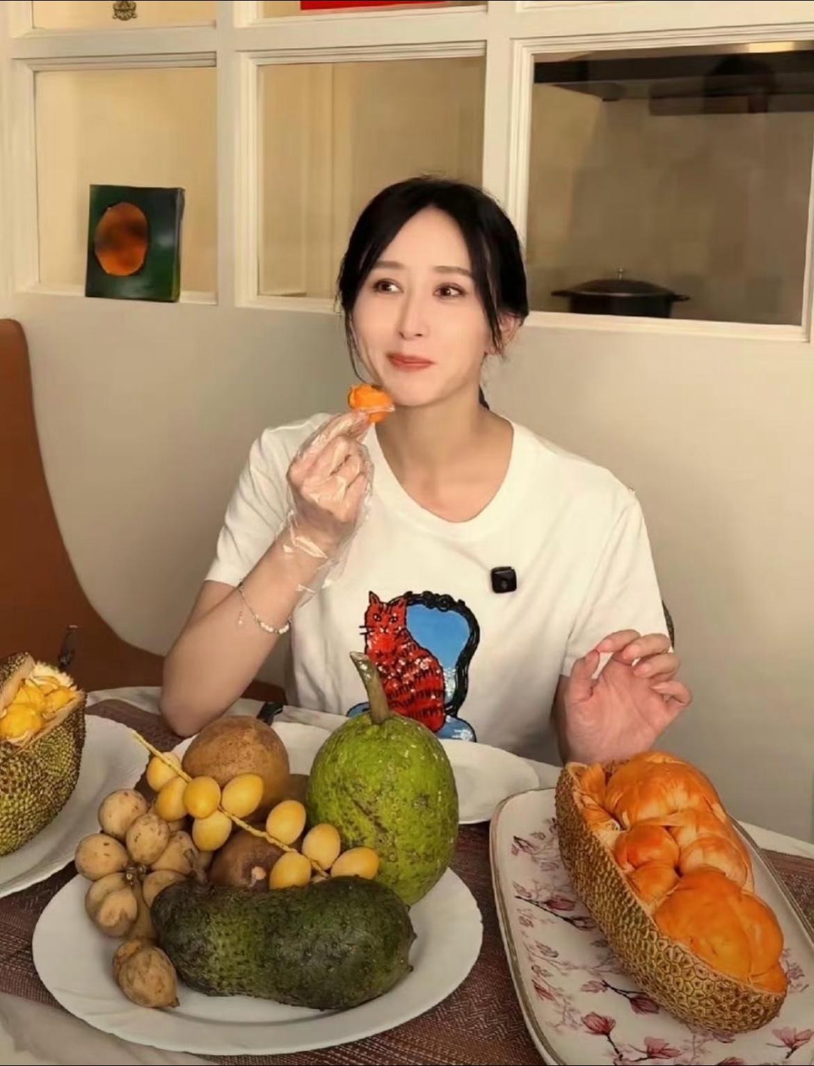 胡静嫁到马来西亚，既实现了财富自由，也实现了水果自由，豪门生活真是幸福又甜蜜。