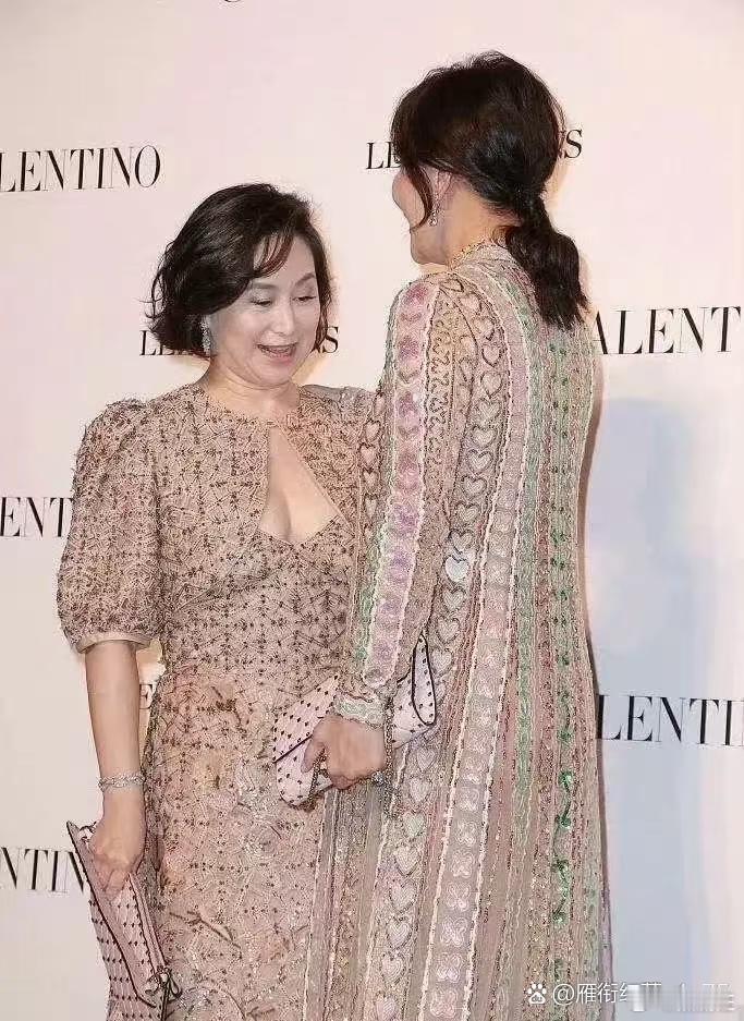 何超琼和刘嘉玲撞衫了，赢了身材，输了气场