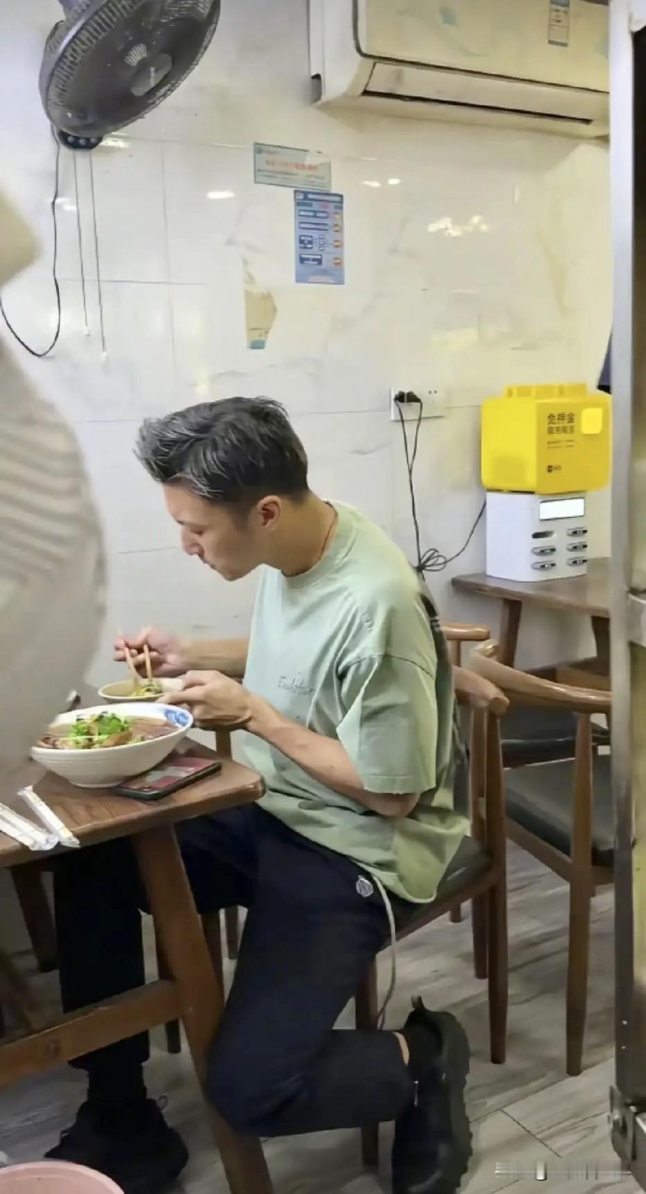 谢霆锋独自一人现身香港街边吃拉面，画面真的好真实接地气，一点明星的样子都没有香港