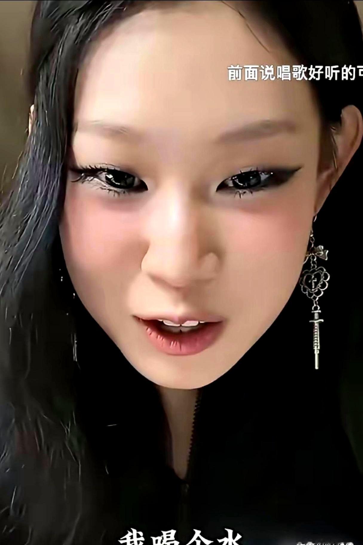 小沈阳女儿沈佳润头一回开播，刚露脸第一句话就把几万人逗笑了，手搭在杯子边上愣是不敢拿，对着镜头怯生生